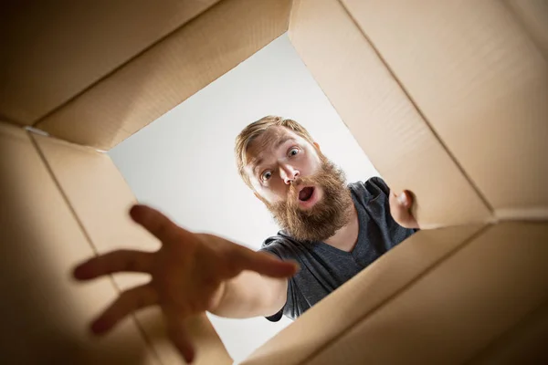 Homem Surpreso Desembalando Abrindo Caixa Papelão Olhando Para Dentro Pacote — Fotografia de Stock
