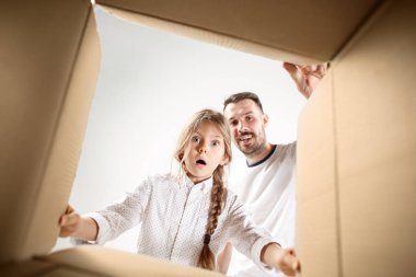 Baba açma ve karton kutusunu açıp içeri arayan kızı ile