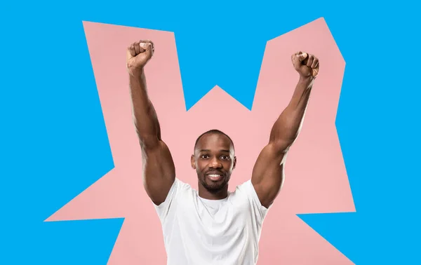 Ganhar o sucesso homem feliz extático celebrando ser um vencedor. Imagem energética dinâmica do modelo masculino — Fotografia de Stock