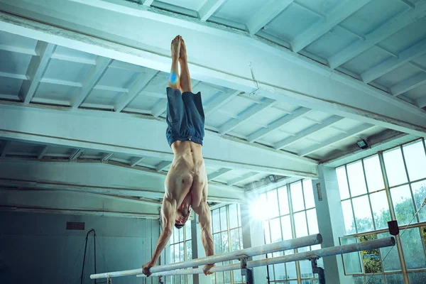 Спортсмен во время сложных упражнений, спортивной гимнастики — стоковое фото