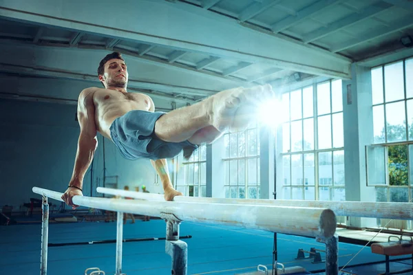 El deportista durante el ejercicio difícil, la gimnasia deportiva —  Fotos de Stock