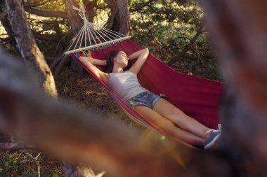 Parti, kamp. Orman uyuyan kadın. O rahatlatıcı