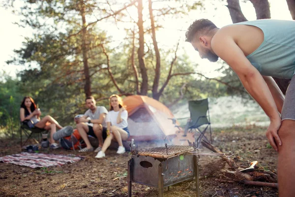 Fiesta Camping Hombres Mujeres Grupo Bosque Relajan Cantan Una Canción — Foto de Stock