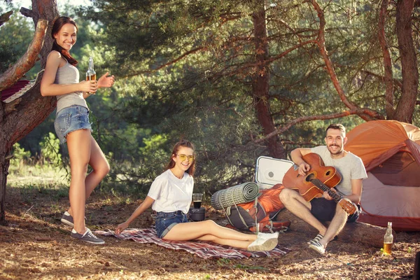 Party Camping Men Women Group Forest Relaxing Singing Song Green — Stock Photo, Image