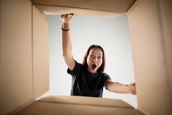 Açma ve karton kutusunu açıp içeri arayan kadın — Stok fotoğraf