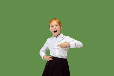 Güzel genç kız sürpriz izole üzerinde yeşil arıyorsunuz