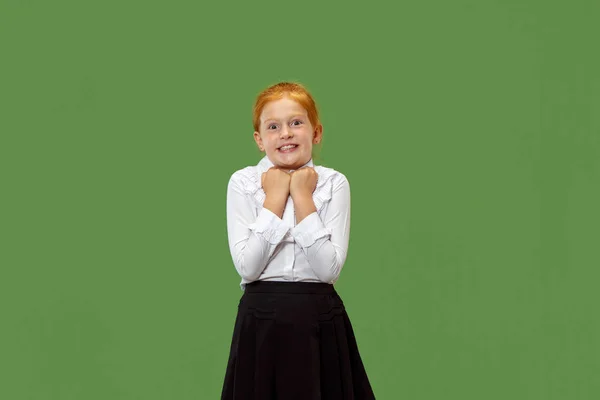 Красива дівчина-підліток виглядає ізольованою на зеленому — стокове фото