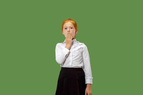 A fiatal tini lány suttogott a titok mögött a kezét, mint zöld háttér — Stock Fotó