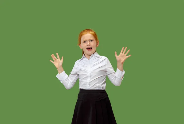 Porträtt av den rädd tonåring flickan på grön — Stockfoto