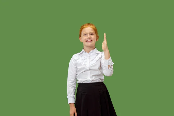 De gelukkige tiener meisje permanent en glimlachend tegen groene achtergrond. — Stockfoto