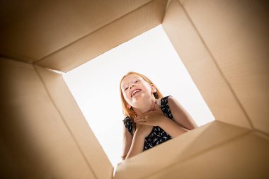 Açma ve karton kutusunu açıp içeri arayan kız