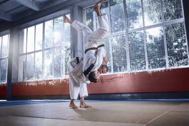 Dövüş sanatları Dövüş Kulübü pratik teknik beceri gösterilen iki judo savaşçıları