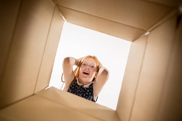Açma ve karton kutusunu açıp içeri arayan kız — Stok fotoğraf