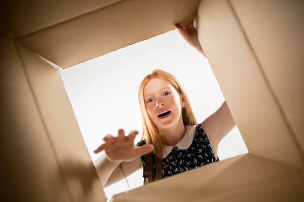 Açma ve karton kutusunu açıp içeri arayan kız — Stok fotoğraf