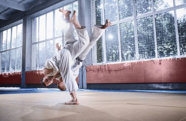 Dövüş sanatları Dövüş Kulübü pratik teknik beceri gösterilen iki judo savaşçıları