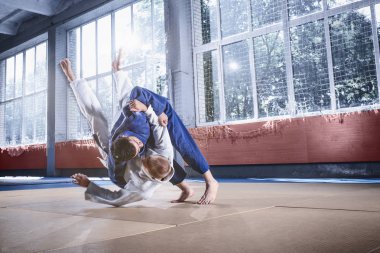 Dövüş sanatları Dövüş Kulübü pratik teknik beceri gösterilen iki judo savaşçıları