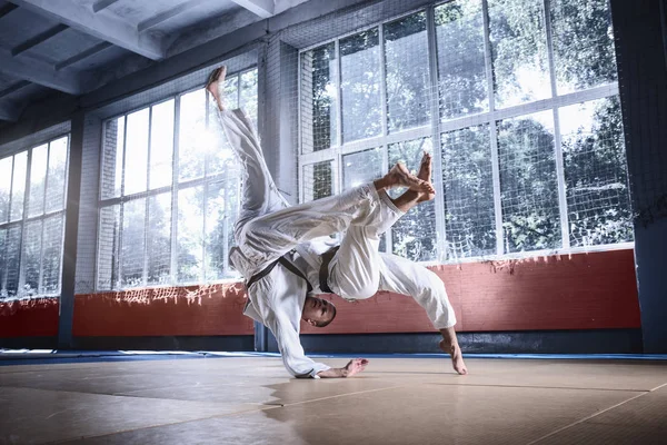 Dos luchadores de judo mostrando habilidad técnica mientras practican artes marciales en un club de lucha — Foto de Stock