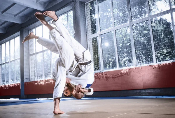 Két judo harcosok találat műszaki szakértelem, miközben gyakorló harcművészetek a fight club — Stock Fotó