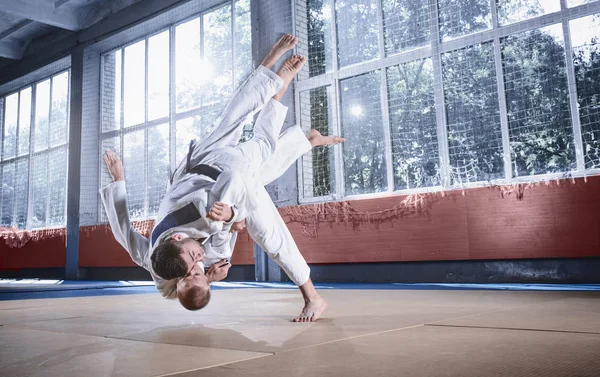 Dois lutadores de judô mostrando habilidade técnica enquanto praticam artes marciais em um clube de luta — Fotografia de Stock