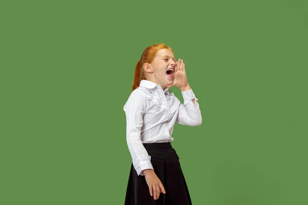 Yeşil genç sıradan genç kız stüdyoda bağırarak izole — Stok fotoğraf