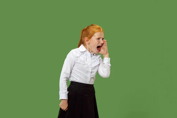 Geïsoleerd op groene casual tiener meisje schreeuwen in studio — Stockfoto