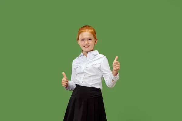 De gelukkige tiener meisje permanent en glimlachend tegen p groene achtergrond. — Stockfoto