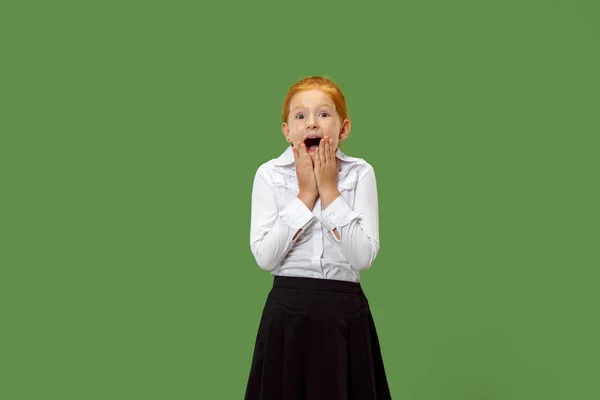 Hermosa chica adolescente mirando sorprendido aislado en verde —  Fotos de Stock