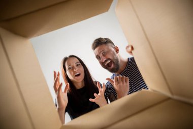 Çift açma ve karton kutu açma ve içinde arıyorum