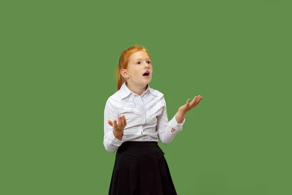 Hermosa chica adolescente mirando sorprendido aislado en verde —  Fotos de Stock