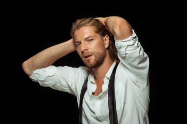 Gerçek tutku. Güzel genç çift bağ birbirlerine her iki duran siyah stüdyo duvara karşı sevgi dolu