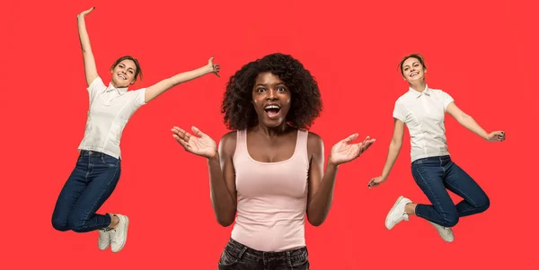 Hermosas mujeres mirando sorprendido y saltando — Foto de Stock