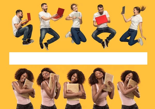 Šťastná mladá skoky ženy a muže s notebooky — Stock fotografie