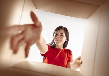 Açma ve karton kutusunu açıp içeri arayan kadın