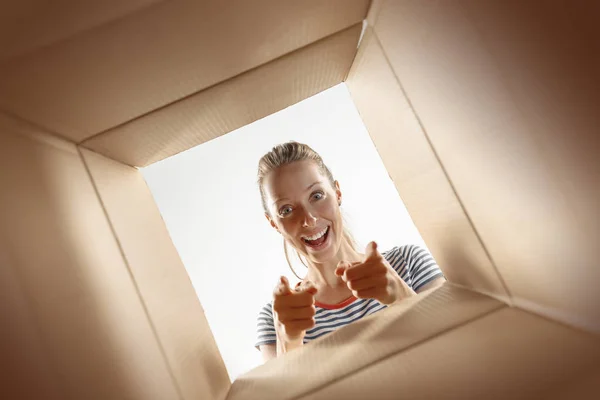 Vrouw uitpakken en openen van kartonnen doos en op zoek binnen — Stockfoto