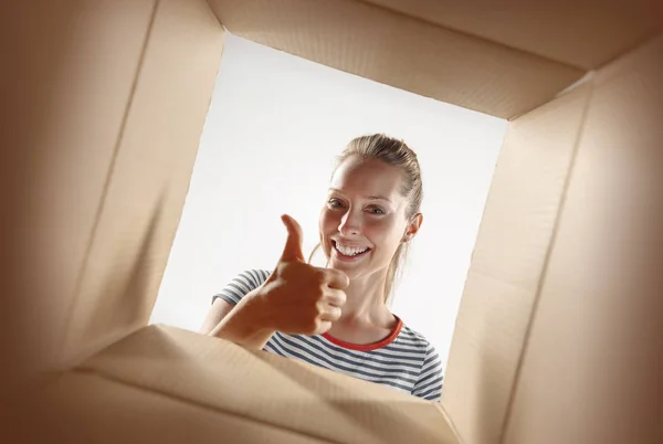 Mulher desembalagem e caixa de papelão de abertura e olhando para dentro — Fotografia de Stock