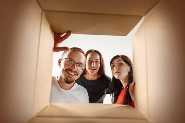 Uppackning och öppna kartong låda och titta inuti — Stockfoto