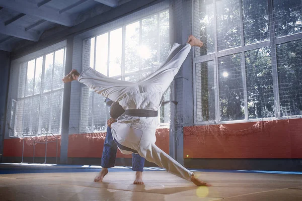 Два бійці дзюдо демонструють технічну майстерність під час практики бойових мистецтв у бойовому клубі — стокове фото