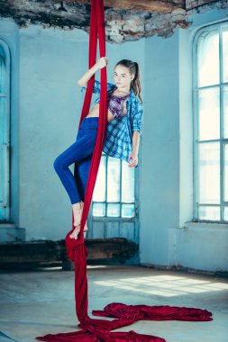 Zarif jimnastikçi loft, hava egzersiz gerçekleştirme