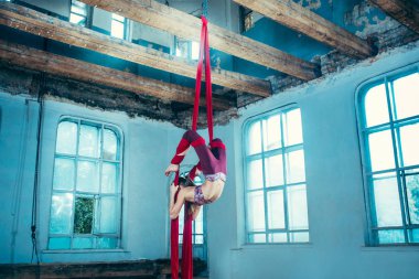 Zarif jimnastikçi loft, hava egzersiz gerçekleştirme