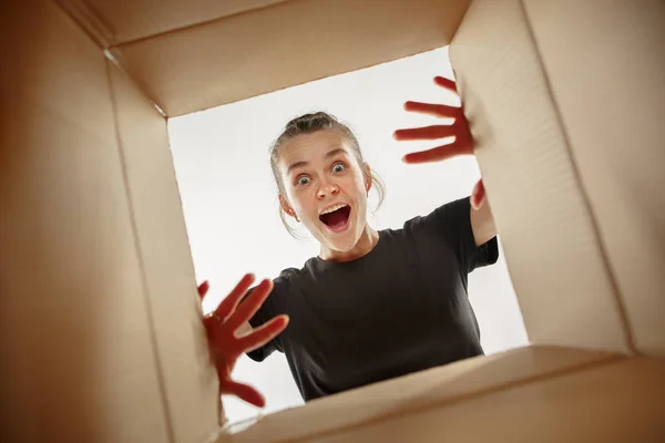 Açma ve karton kutusunu açıp içeri arayan kadın — Stok fotoğraf
