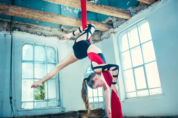 Sierlijke gymnast uitvoeren van luchtfoto oefening in loft — Stockfoto