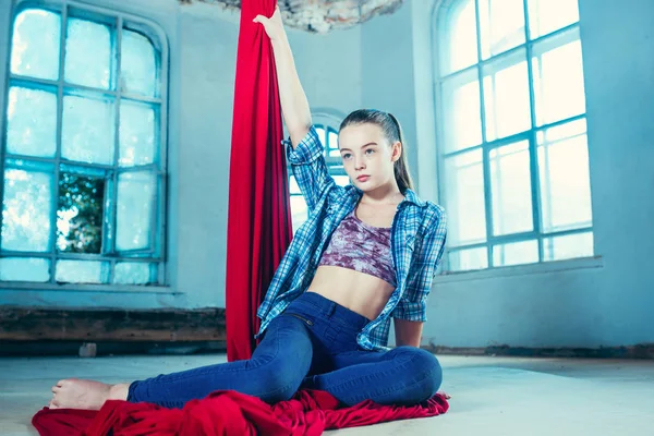 Elegante gimnasta descansando después de realizar ejercicio aéreo en el loft — Foto de Stock