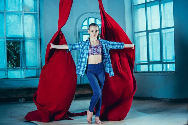 Elegante gimnasta descansando después de realizar ejercicio aéreo en el loft — Foto de Stock