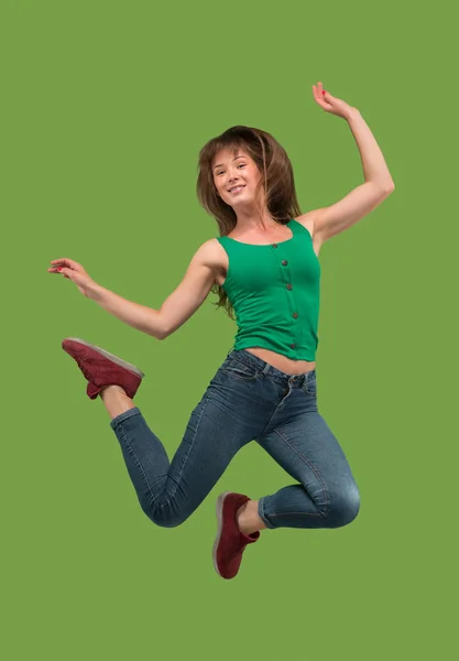 Libertad de movimiento. Mujer bastante joven saltando sobre fondo naranja — Foto de Stock