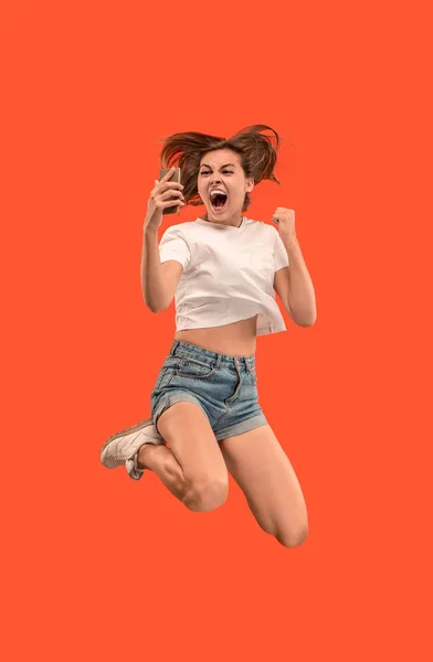 예쁜 젊은 여자 점프 하는 동안 휴대 전화의 전체 길이 — 스톡 사진