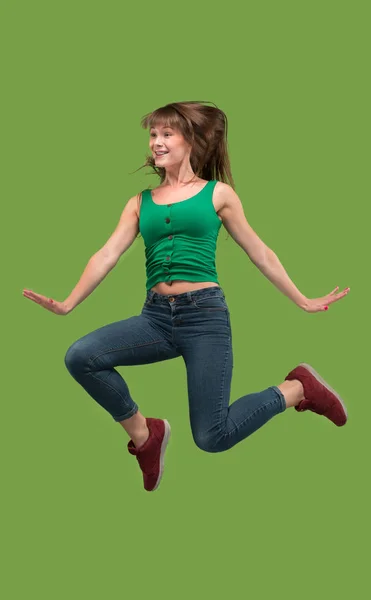 Libertà di movimento. Bella giovane donna che salta contro sfondo arancione — Foto Stock