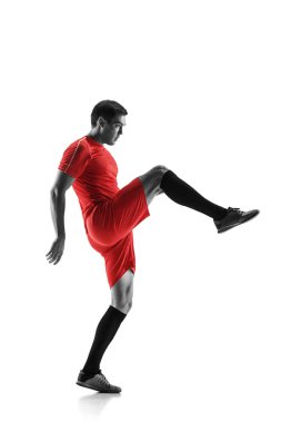 Beyaz arka plan üzerinde izole profesyonel futbol futbol oyuncusu