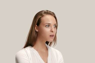 Güzel kadın sürpriz izole üzerinde gri arıyor