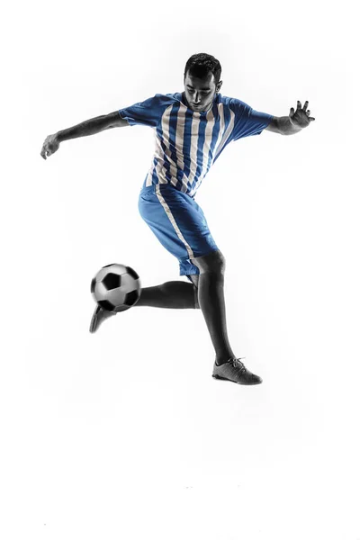 Профессиональный футболист с мячом на белом фоне — стоковое фото