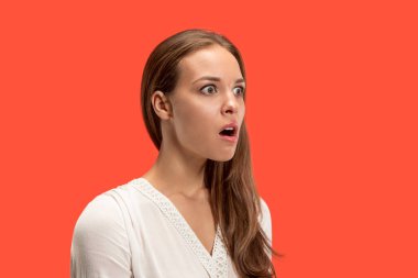 Güzel kadın sürpriz olarak izole kırmızı arıyor